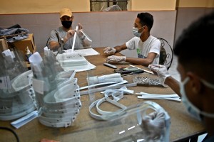 Máscaras artesanales para médicos a merced del Covid-19 en Venezuela