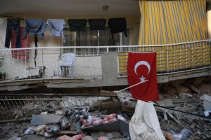 Familias sin hogar buscan sus recuerdos tras el terremoto en Turquía