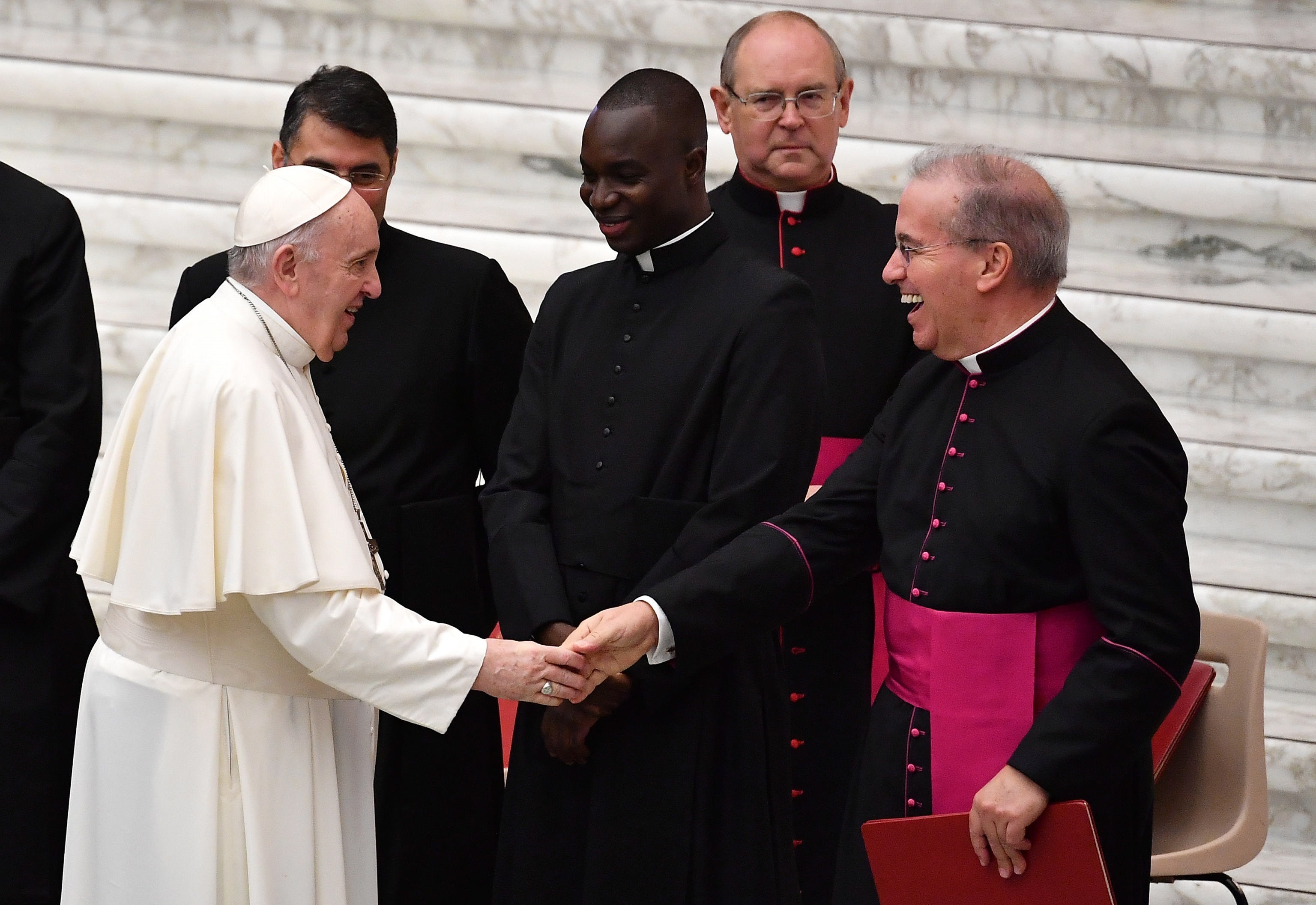 El papa Francisco y sus colaboradores, sin mascarilla a pesar de la obligatoriedad