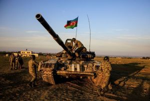 Nuevos combates en Nagorno-Karabaj, Aliyev advierte contra la intervención de Rusia