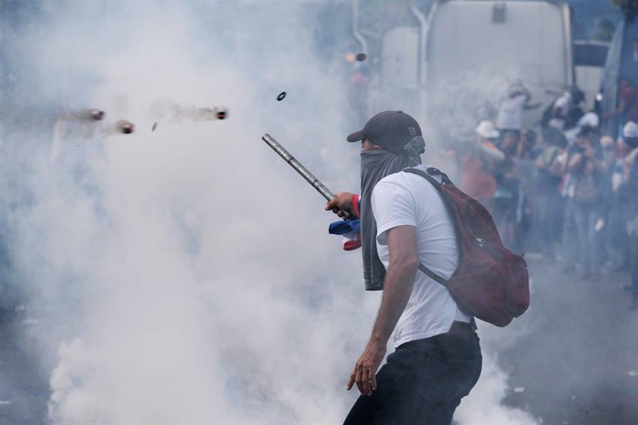 Policía y manifestantes se enfrentan cerca de Casa Presidencial en Costa Rica