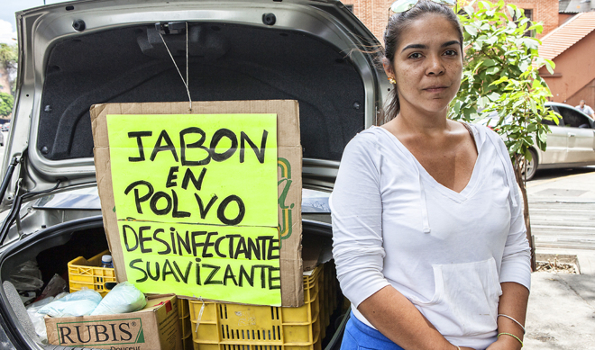 Profesionales venezolanos cocinan o venden “puerta a puerta” para sobrevivir durante la cuarentena