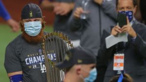 MLB investiga a pelotero de los Dodgers que festejó título de Serie Mundial con sus compañeros estando enfermo con coronavirus
