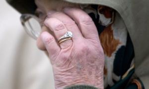 El secreto que la reina Isabel ha escondido en su anillo de bodas por más de 70 años