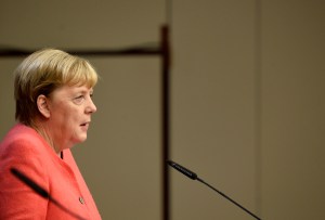 Merkel dice que habrá restricciones hasta que el 70% de la población sea inmune al coronavirus