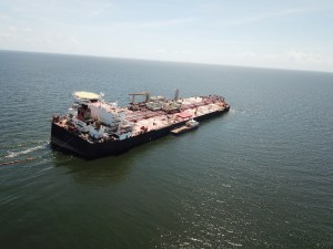 A falta de unas “garantías”, petrolera italiana ENI dice estar “lista” para descarga segura del buque Nabarima