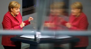 Merkel advierte de “mentiras y desinformación” en lucha contra coronavirus