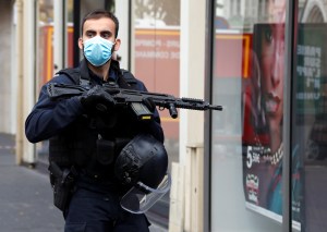 “La guerra contra el islamismo ideológico” traerá más ataques en Francia, dice el ministro de Interior