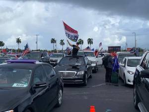 Miles de personas en Miami se sumaron a una caravana para apoyar a Trump este #10Oct
