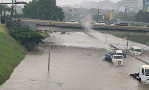 ¡INUNDADA! Así es el colapso en la autopista Francisco Fajardo tras fuertes lluvias (Videos)