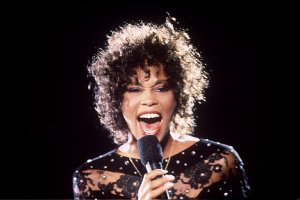 Whitney Houston se alza como primera artista afroamericana con tres discos de diamante