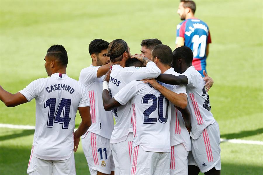 Vinicius y Benzema dan el triunfo y el liderato de La Liga al Real Madrid