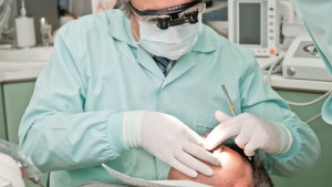 Una clínica dental exige a un paciente la devolución del implante y la dentadura postiza que le colocaron
