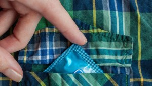 Un hombre es condenado a 4 años de cárcel por hace en secreto un hueco en un preservativo