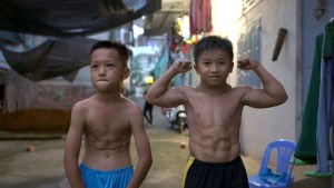 VIDEO: Un niño vietnamita de 10 años luce un cuerpo de fisicoculturista debido a una rara condición muscular