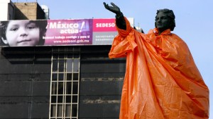 Retiran monumento a Cristóbal Colón en la Ciudad de México ante amenazas de derribo (VIDEO)