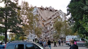 Capturan el momento en que un edificio residencial se derrumba en Turquía tras el terremoto en el mar Egeo (VIDEO)