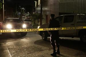 Seis personas son asesinadas a tiros en una licorería en El Salvador