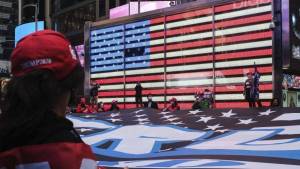 Partidarios de Trump marchan en Nueva York con la “bandera más grande del mundo” (VIDEO)