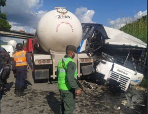 Al menos dos heridos en accidente de tránsito en la carretera Petare – Guarenas (Fotos)