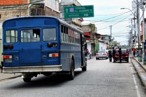 Autobuses vacíos y cientos caminando, el nuevo fenómeno de la crisis en Tucupita