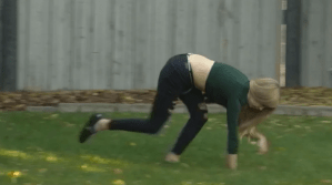 Esta “Chica Caballo” tiene el extraño pasatiempo de correr y saltar en cuatro patas (VIDEO)