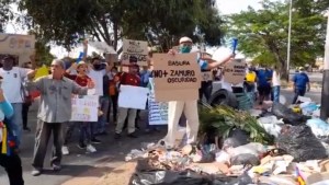 En Bolívar, habitantes amotinados protestan por fallas en el aseo urbano este #21Oct (VIDEO)