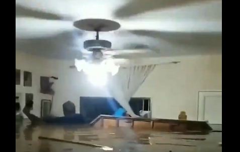 ¡Dolor y peligro! Con el agua al cuello, señor trata de desconectar la electricidad de su casa inundada en Maracay (VIDEO)