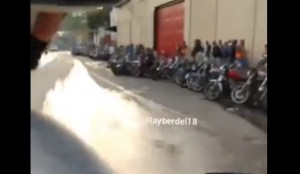 A los motorizados en Catia les salen raíces esperando por la gasolina #5Oct (VIDEO)