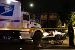 Mujer de 20 años murió al chocar con un camión postal en Brooklyn