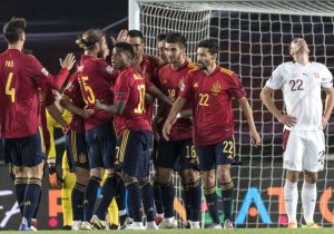 España mantiene el liderato de su grupo tras vencer a Suiza y con Alemania al acecho