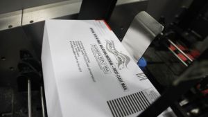 Trabajador postal de EEUU enfrenta cargos federales tras robo de una boleta electoral por correo en Miami-Dade
