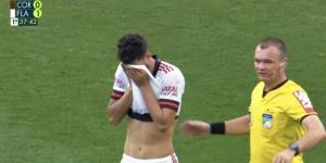 Futbolista brasileño salió del partido con una terrible lesión en uno de sus testículos (Video)