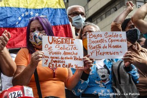 Docentes sobreviven en Venezuela con sueldos miserables
