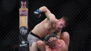 La inesperada reacción de un luchador de la UFC tras noquear a su rival (Videos)
