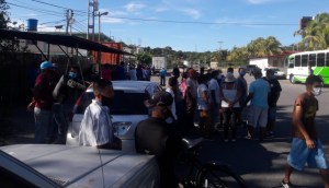 Conductores en Lara protestan porque llevan más de cuatro días esperando por la gasolina #9Oct (FOTO)