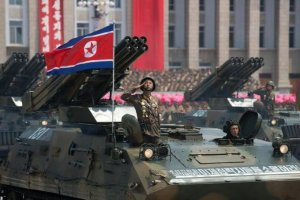 La televisión norcoreana comienza a transmitir el desfile militar en Pyongyang