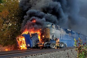 Tren de carga se estrelló brutalmente contra un camión con remolque atascado en Indiana (VIDEO)