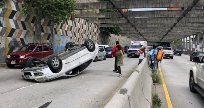 Vehículo se volcó en la parte baja de la avenida Libertador de Caracas #8Oct (Foto)