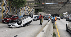 Vehículo se volcó en la parte baja de la avenida Libertador de Caracas #8Oct (Foto)