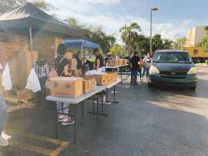 Embajada de Venezuela en EEUU entregó alimentos gratuitos a venezolanos e hispanos en Doral