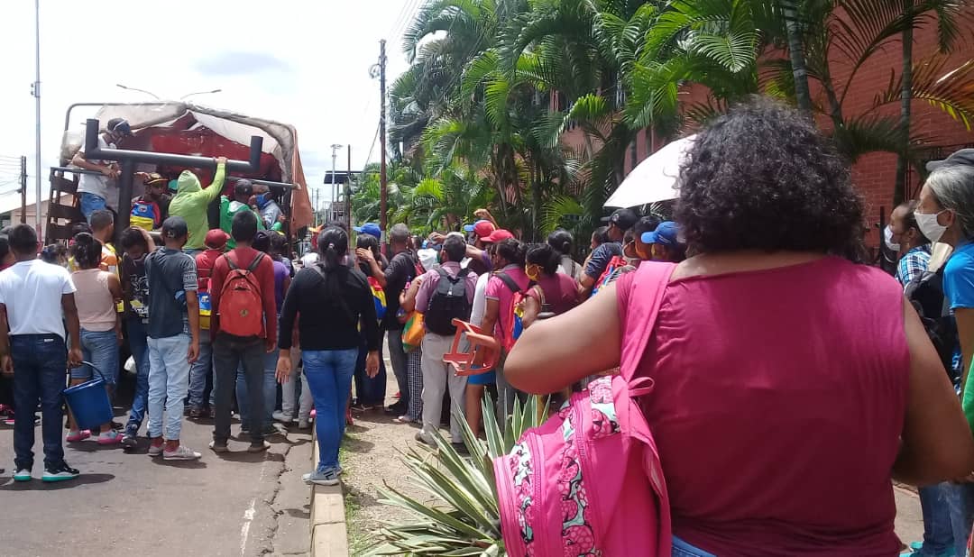 Indígenas de Amazonas denuncian que transportistas cobran el pasaje en peso colombianos