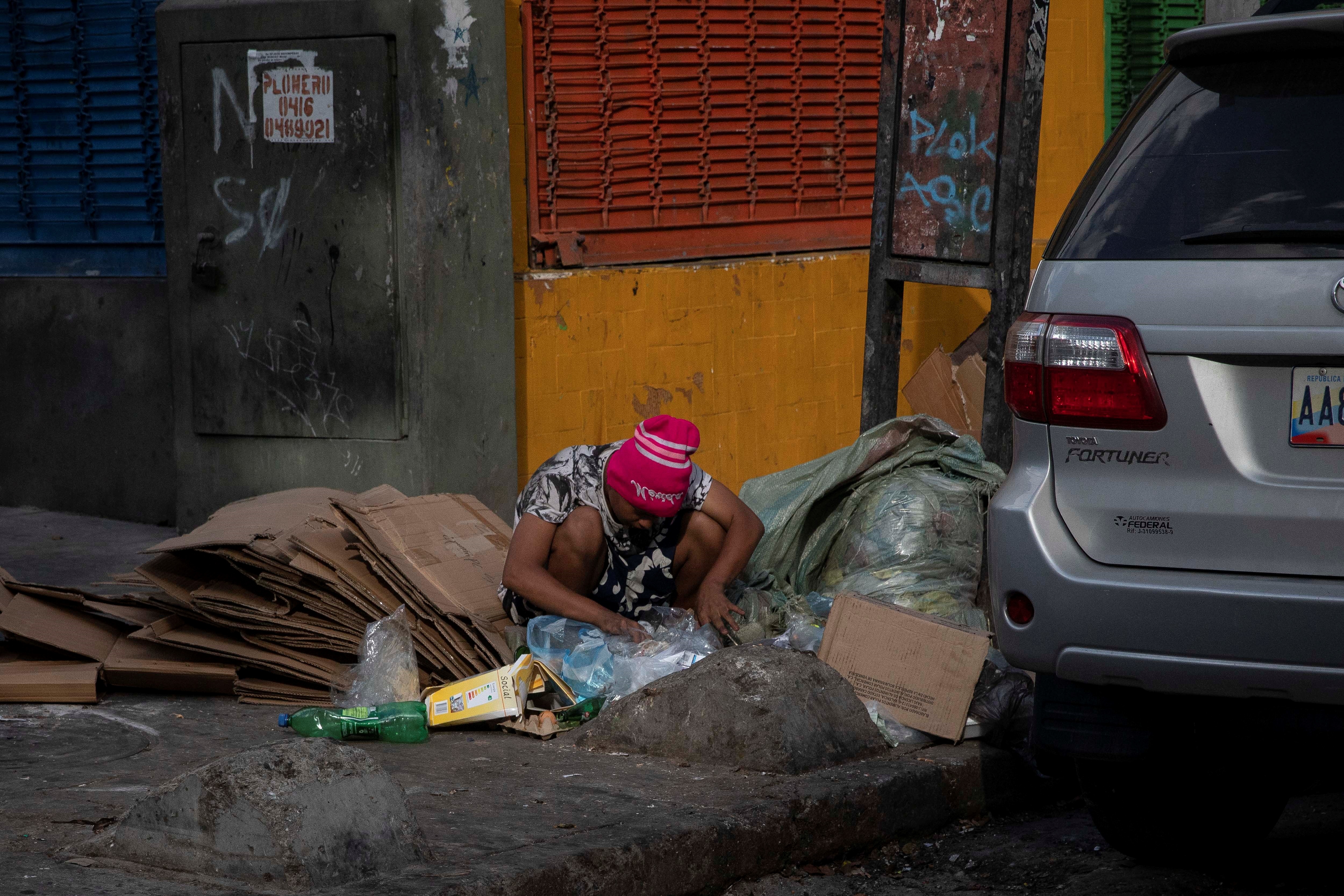Crisis económica se intensifica en Venezuela: adultos mayores y niños retornan a basureros para comer