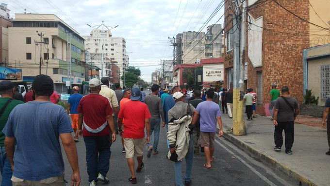 Vecinos en Anzoátegui toman las calles para protestar por la falta de agua y servicios básicos #1Oct (FOTO)