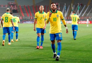 Brasil vino de atrás para vencer a Perú con triplete de Neymar
