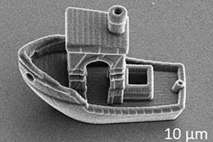 Logran imprimir en 3D un barco tan pequeño podría “navegar” dentro de un cabello humano