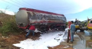 ¡Lo que faltaba! Camión cisterna cargado de gasolina colisionó contra un vehículo en Zulia #7Oct (FOTOS)