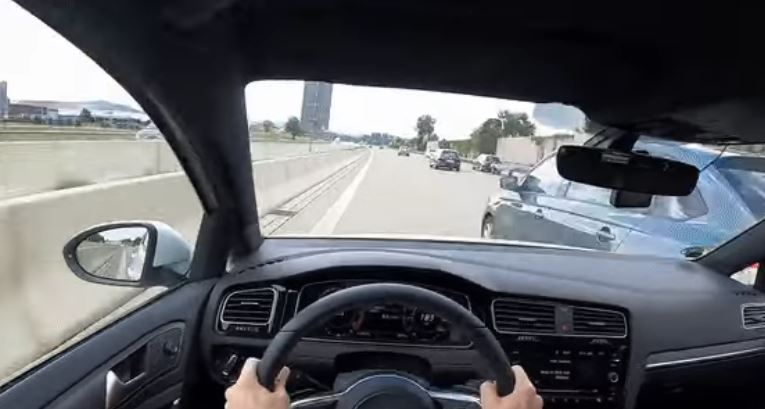 EN VIDEO: Inesperado final en una colisión a 240 “tablas” en la autopista