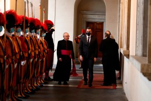 Pedro Sánchez abandona el Vaticano tras reunirse con el papa Francisco