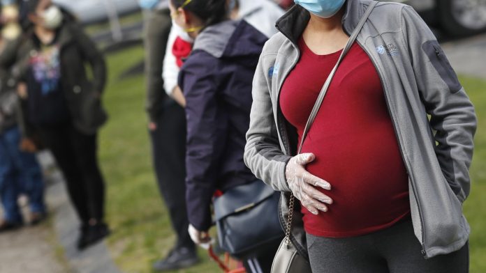 ¡Contra todo pronóstico! Embarazada en Florida se detuvo a votar justo antes de dar a luz